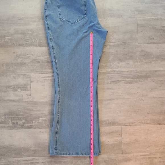 Isaac Mizrahi Live Petite Stretch Boot Cut Jeans - Picture 8 of 11